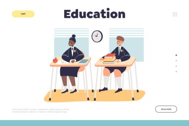 Eğitim konsepti. Okul üniformalı çocukların ders masasında oturması.