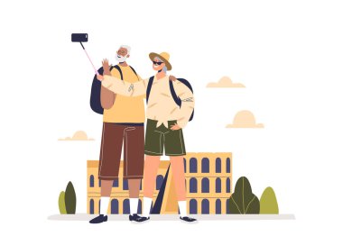 Üst düzey turistler tatilde selfie çektiriyorlar. Yaşlı bir adam ve kadın etrafı geziyorlar.