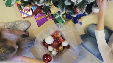 Anne ve kızı Noel ağacını süslüyor.