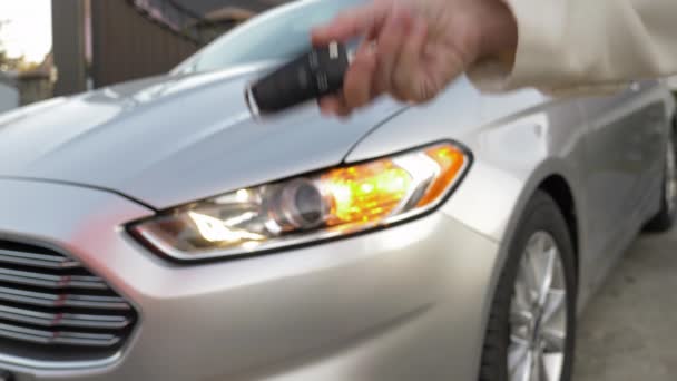 Propriétaire d'une automobile donne les clés au réparateur de voiture. — Video