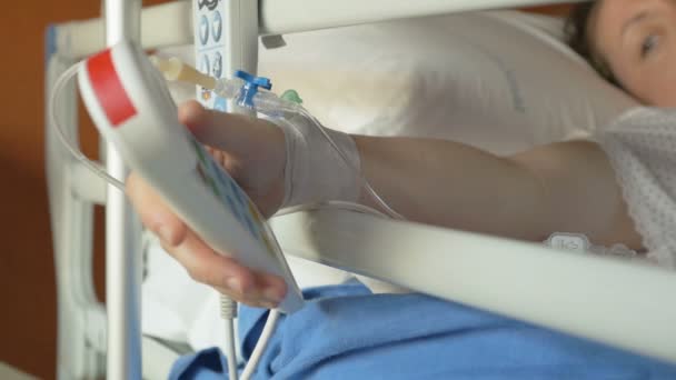 Kórházi beteg súlyos sérülésekkel — Stock videók