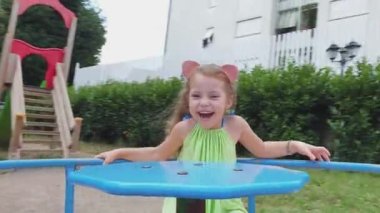 Tatlı gülümseyen kız atlıkarıncada eğleniyor..