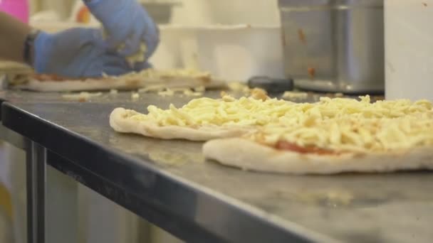 Προετοιμασία της αυθεντικής ιταλικής πίτσας — Αρχείο Βίντεο