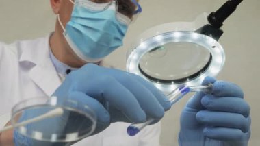 Doktor bir laboratuarda çalışıyor..