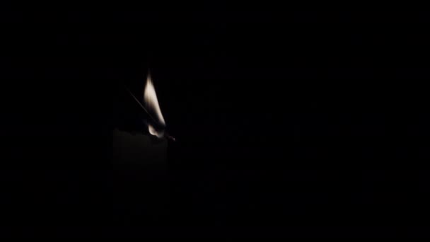 Flamme de bougie dans l'obscurité — Video