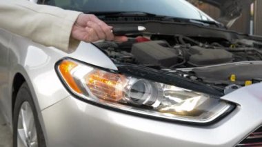 Araba sahibi araba tamircisinin anahtarlarını verir.