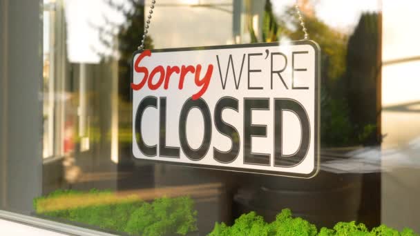 Sinal de suspensão com texto Desculpe foram fechados — Vídeo de Stock