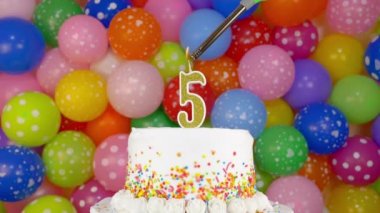 Kutlama pastasının üzerine bir mum yak