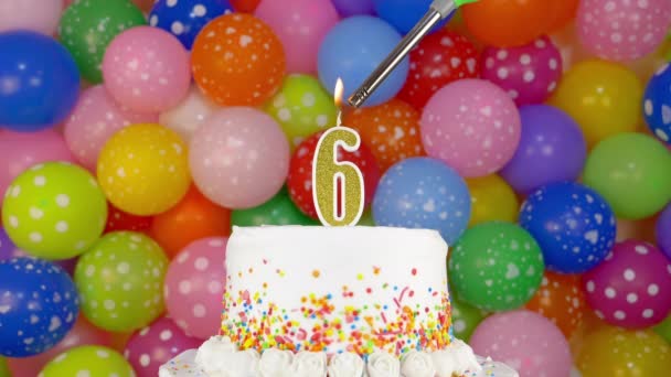 Une personne allume une bougie sur le gâteau de célébration — Video
