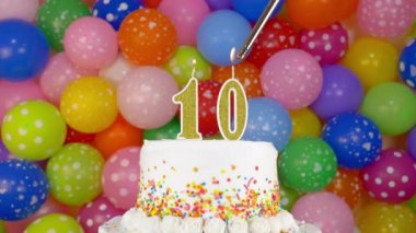 Kutlama pastasının üzerine mum yakın.