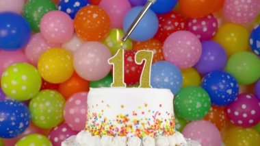 Kutlama pastasının üzerine mum yakın.