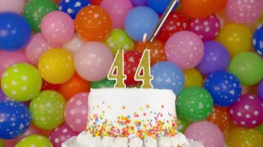 Kutlama pastasının üzerine mum yakın.