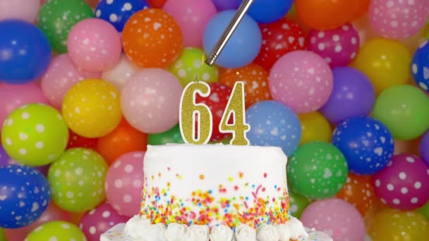 Las velas en forma de los números en el pastel de cumpleaños — Vídeos de Stock