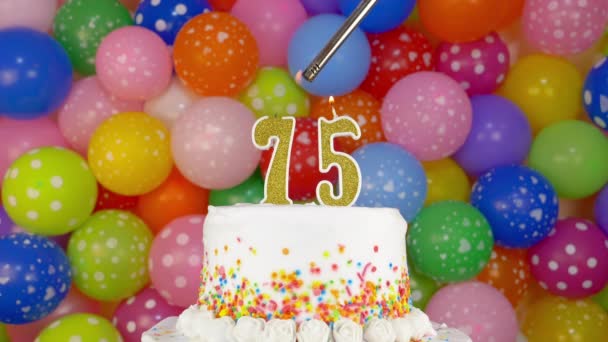 Candele sotto forma di numeri sulla torta di compleanno — Video Stock