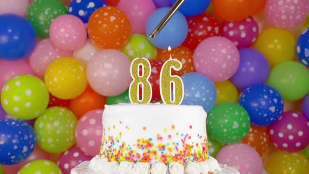 Candele sotto forma di numeri sulla torta di compleanno — Video Stock