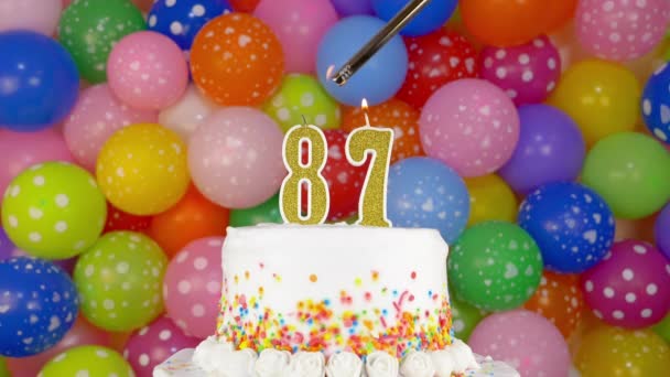 Свічки у вигляді цифр на торт на День Народження — стокове відео