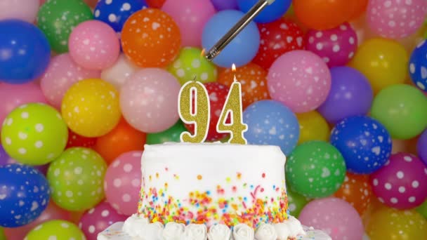 Κεριά με τη μορφή αριθμών στην τούρτα γενεθλίων — Αρχείο Βίντεο