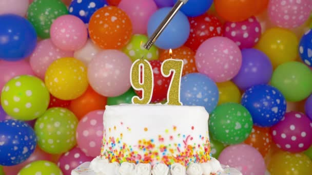 Svíčky ve formě čísel na narozeninovém dortu — Stock video