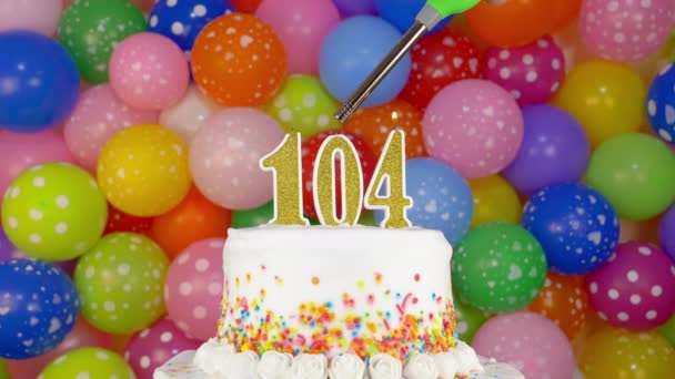 Candele sotto forma di numeri sulla torta di compleanno — Video Stock