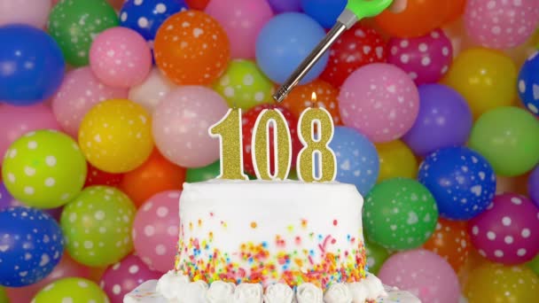 Las velas en forma de los números en el pastel de cumpleaños — Vídeo de stock