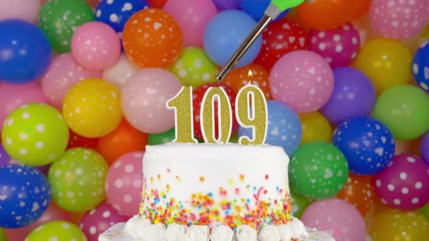 Gyertyák számok formájában a születésnapi tortán — Stock videók