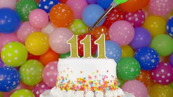 Lumânări sub formă de numere pe tort de ziua de naștere — Videoclip de stoc