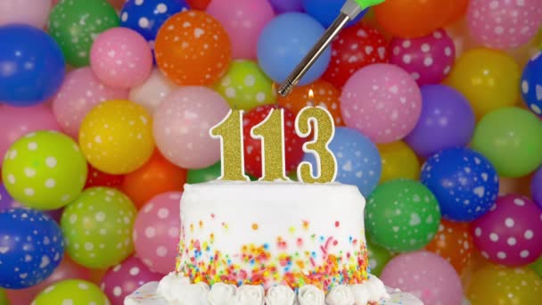 Las velas en forma de los números en el pastel de cumpleaños — Vídeos de Stock