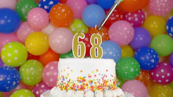 Las velas en forma de los números en el pastel de cumpleaños — Vídeos de Stock