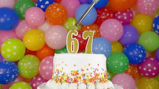 Svíčky ve formě čísel na narozeninovém dortu — Stock video