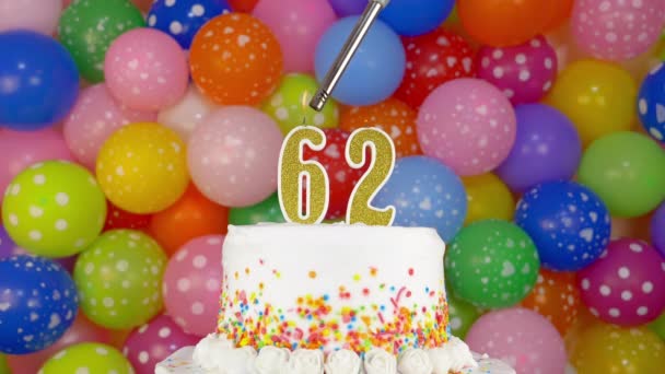 Candele sotto forma di numeri sulla torta di compleanno — Video Stock