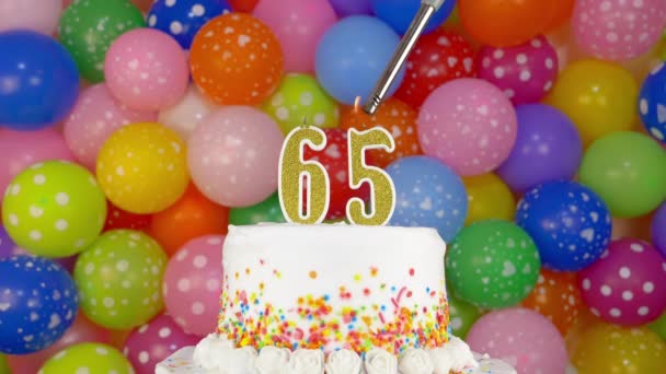 Velas na forma de números no bolo de aniversário — Vídeo de Stock