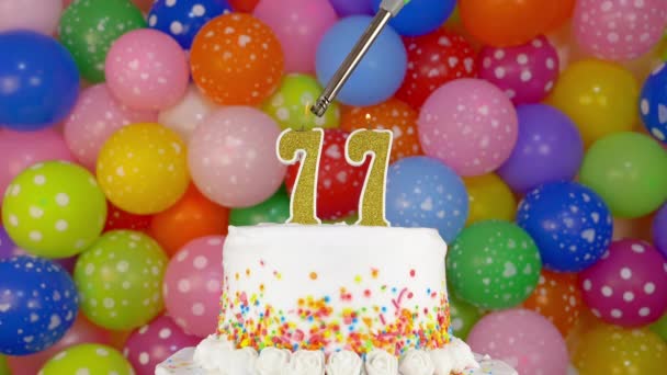 Κεριά με τη μορφή αριθμών στην τούρτα γενεθλίων — Αρχείο Βίντεο