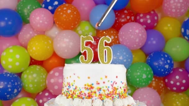 Kerzen in Zahlenform auf der Geburtstagstorte — Stockvideo