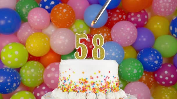 Свечи в виде чисел на торте ко дню рождения — стоковое видео