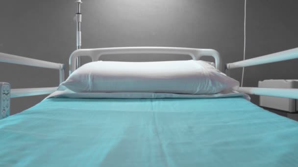 Порожнє медичне ліжко з дистанційним керуванням — стокове відео