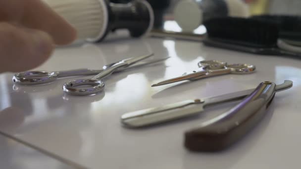 Professioneel gereedschap in Barbershop, close-up view — Stockvideo