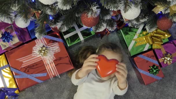 Різдвяний час і подарунки навколо ялинки — стокове відео