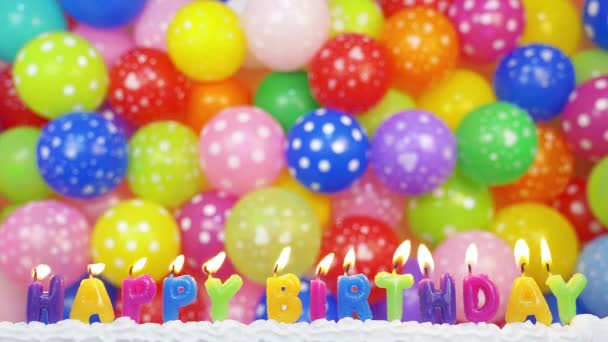 Gelukkige verjaardag kaarsen en kleurrijke ballonnen — Stockvideo