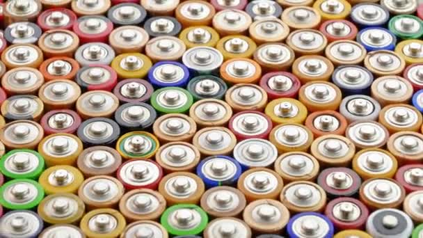 Alkaline Batterien Typ AA in einer Reihe — Stockvideo