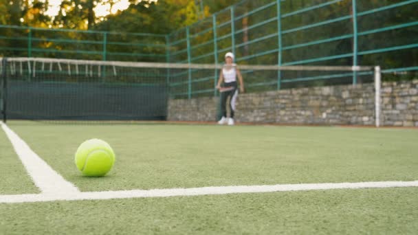 Jonge vrouw tennissen op het veld — Stockvideo