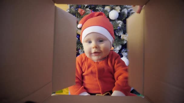 Child and Christmas gift — Vídeo de Stock