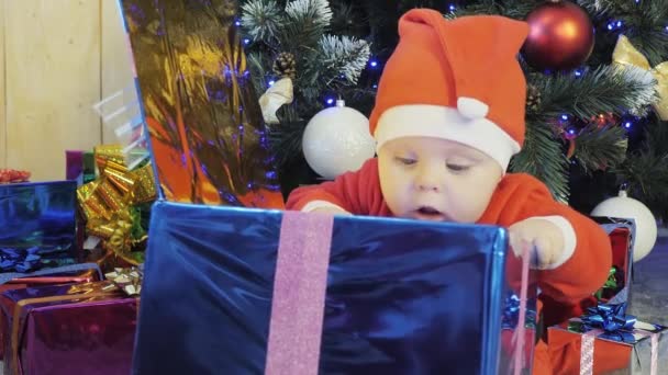 मुलाला ख्रिसमस भेटवस्तू मिळतात — स्टॉक व्हिडिओ