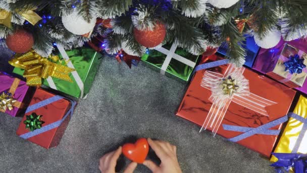 クリスマスツリーの周りの贈り物 — ストック動画