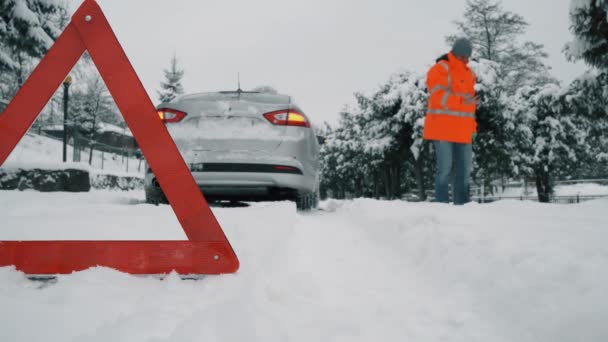 Driver call technical assistance on the road in winter. — Stockvideo