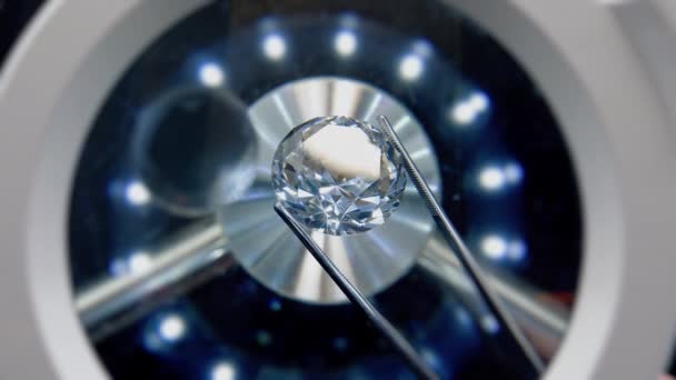 Stor diamant under förstoringsglas — Stockvideo