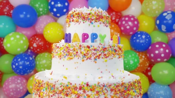 День рождения торт со свечами на красочном фоне — стоковое видео