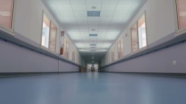 Hastanenin uzun koridorunda doktor var..