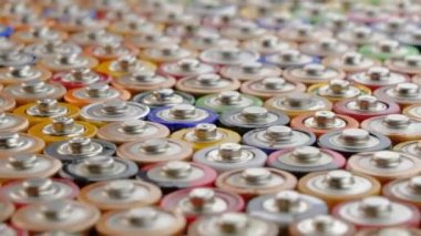 Alkali parmak pillerini yükle.