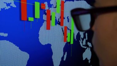 Candlestick borsa grafikleri ekranda.