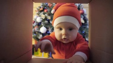 Mutlu küçük çocuk hediyelerle kutuyu açıyor..